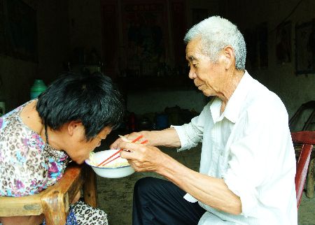 河南古稀老人照顧殘疾女兒40年（組圖）