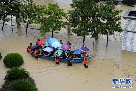 南方遭暴雨襲擊 城區可“看海”
