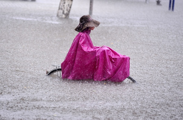 “韋森特”致海口持續暴雨 多路段積水影響出行
