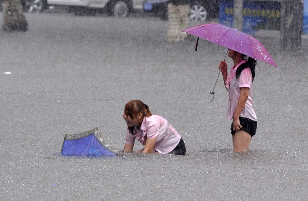 “韋森特”致海口持續暴雨 多路段積水影響出行