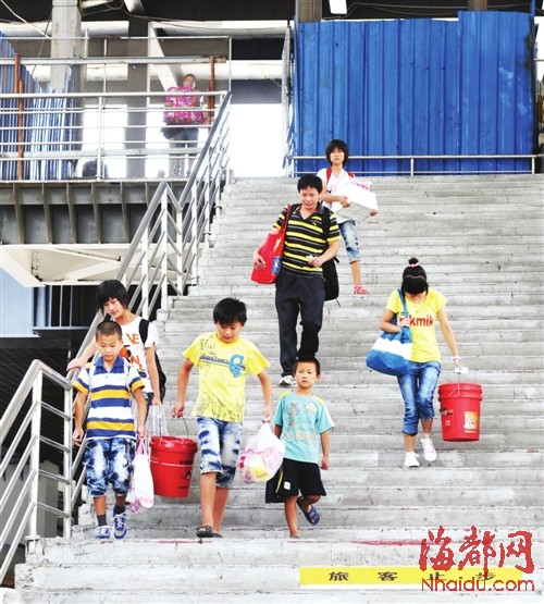 臨近開學福州外來工子女離開父母返鄉