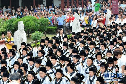 南京小學新生夫子廟里舉行“開筆禮”
