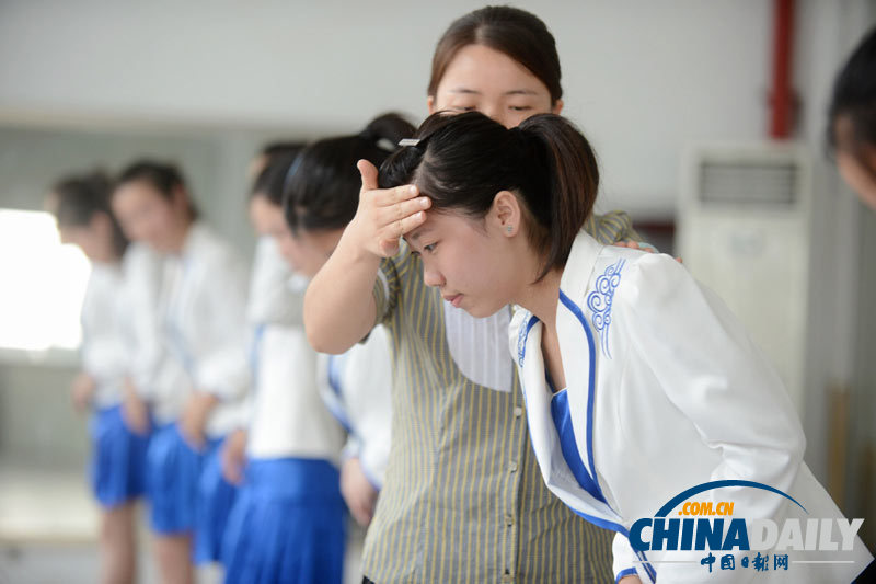 江蘇揚(yáng)州：90后新生入學(xué)“美麗訓(xùn)練”