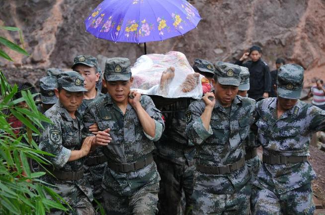 彝良地震特寫(xiě)：生命的擔(dān)架