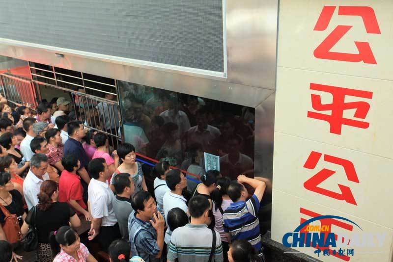 今年海口第二次經濟適用房配售搖號 現場人滿為患