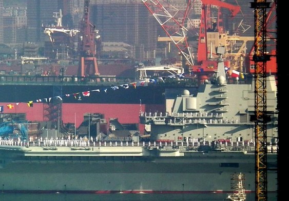 中國16號航母掛旗舉行站坡儀式即將服役