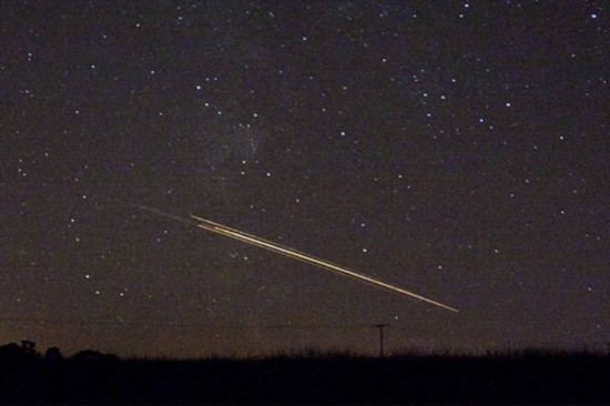英國夜空驚現橙色“流星雨” 疑為太空垃圾