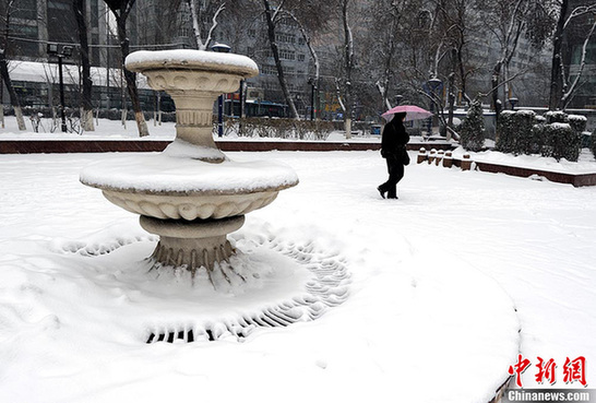 大雪襲烏魯木齊機場 20多個航班延誤