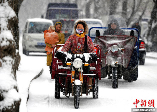 大雪襲烏魯木齊機場 20多個航班延誤