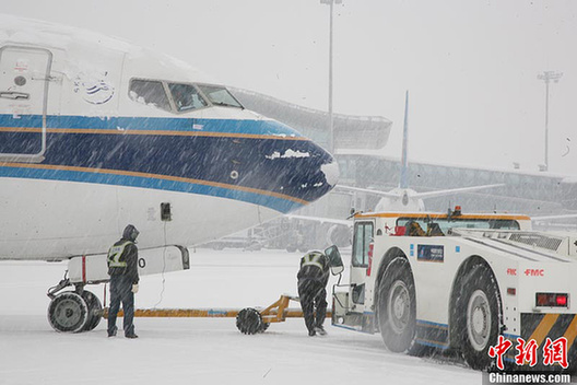 大雪襲烏魯木齊機場 20多個航班延誤