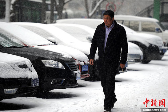 大雪襲烏魯木齊機場 20多個航班延誤