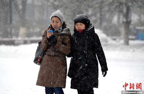 大雪襲烏魯木齊機場 20多個航班延誤