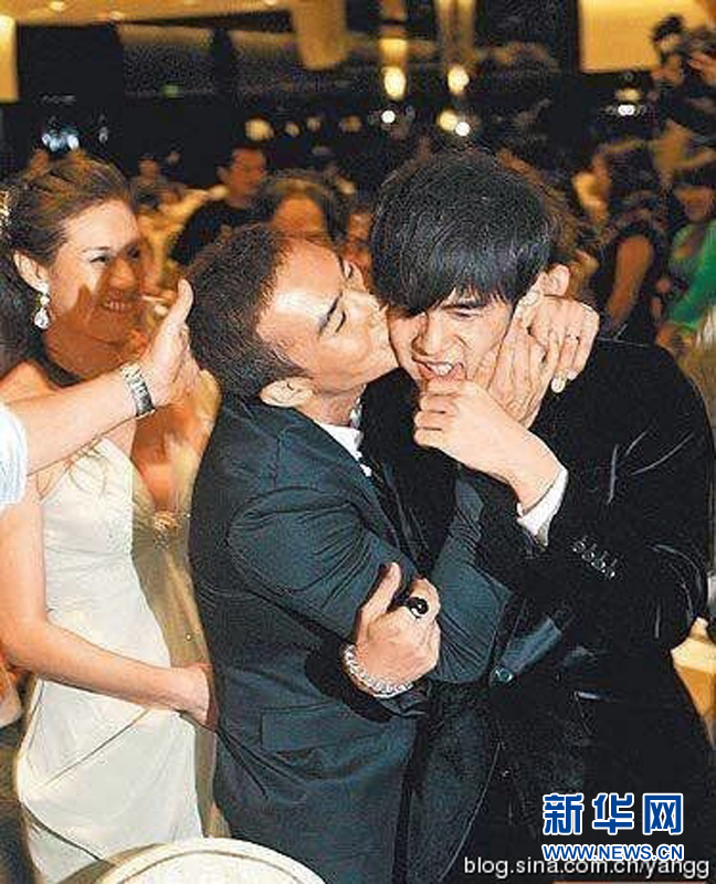黃曉明“斷背” 初吻余文樂 盤點明星男男激吻照