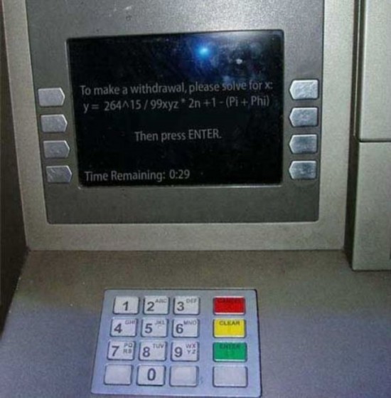 看看ATM機前的囧人囧事