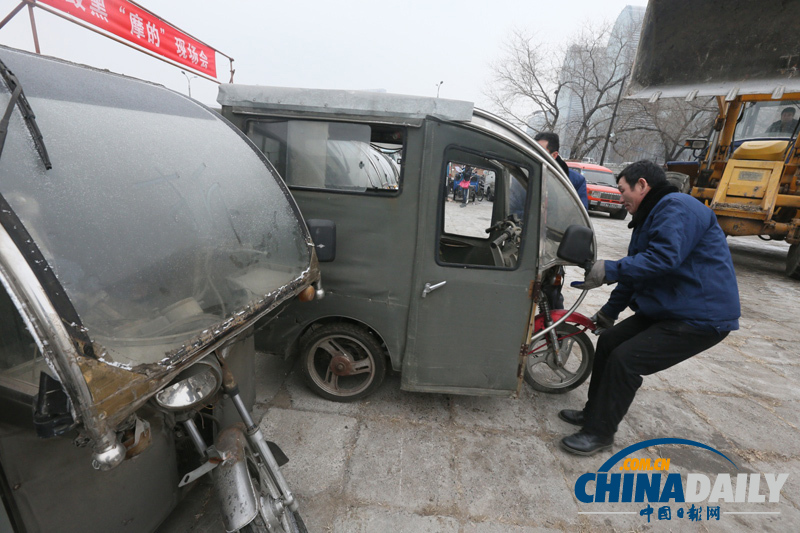 北京西城85輛違法車輛被逐個(gè)壓扁 肢解黑摩的