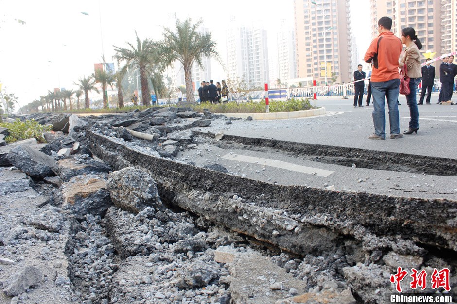 廣西北海地下管道發生爆炸 掀翻80米路面