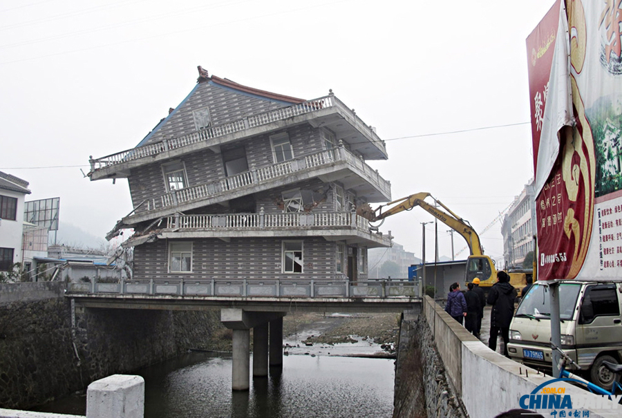 浙江溫嶺建在橋中央“最牛樓房”被拆除