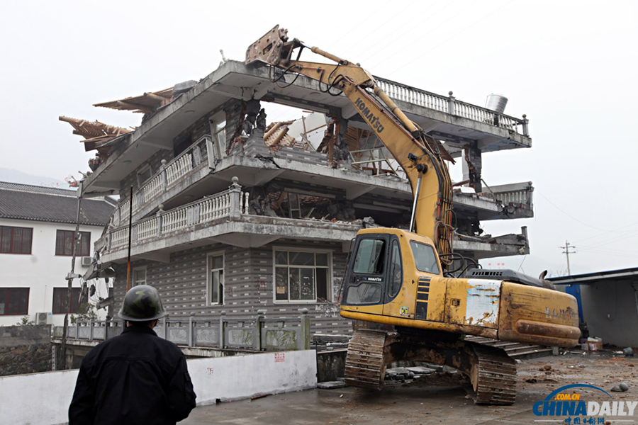 浙江溫嶺建在橋中央“最牛樓房”被拆除