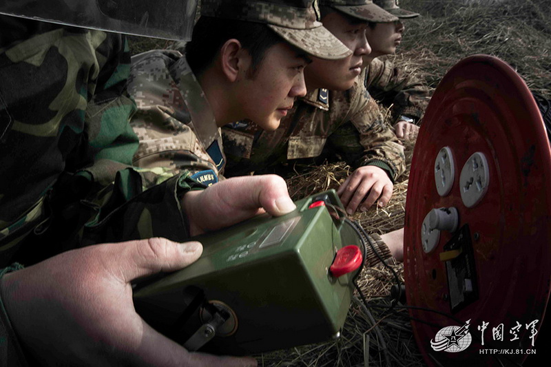 高清：我軍機場排彈兵曝光 各種排彈裝備悉數(shù)亮相