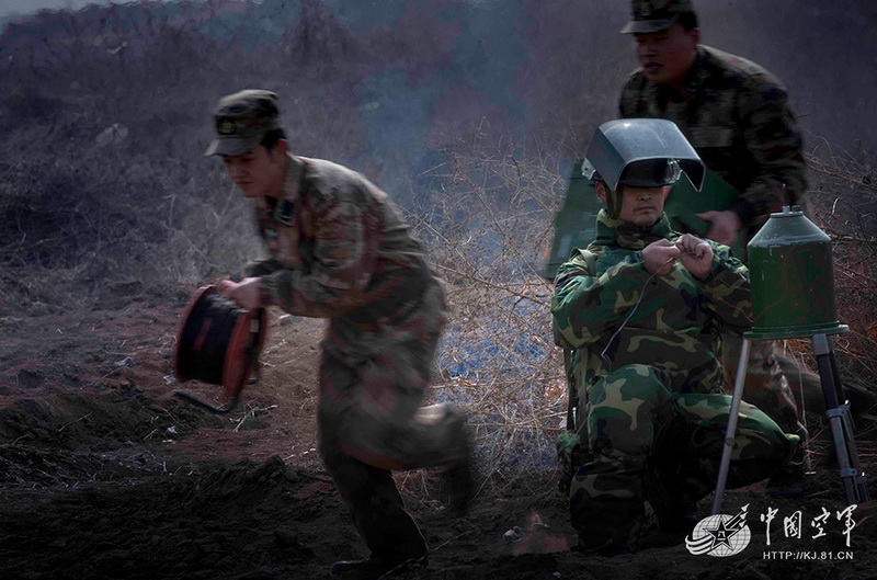高清：我軍機場排彈兵曝光 各種排彈裝備悉數亮相