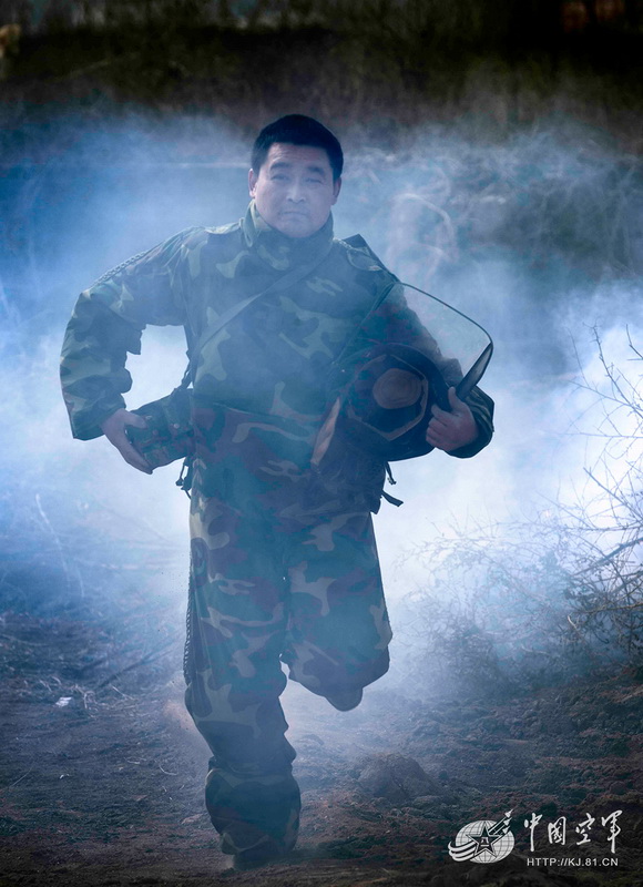 高清：我軍機場排彈兵曝光 各種排彈裝備悉數(shù)亮相