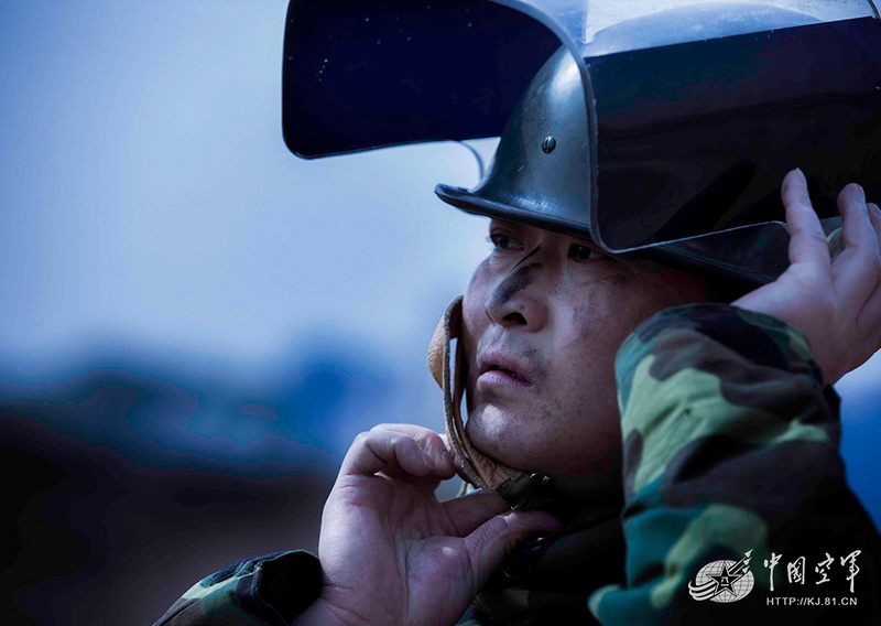 高清：我軍機(jī)場排彈兵曝光 各種排彈裝備悉數(shù)亮相