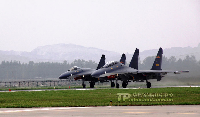 高清組圖：中國空軍蘇-27UBK型戰(zhàn)斗教練機