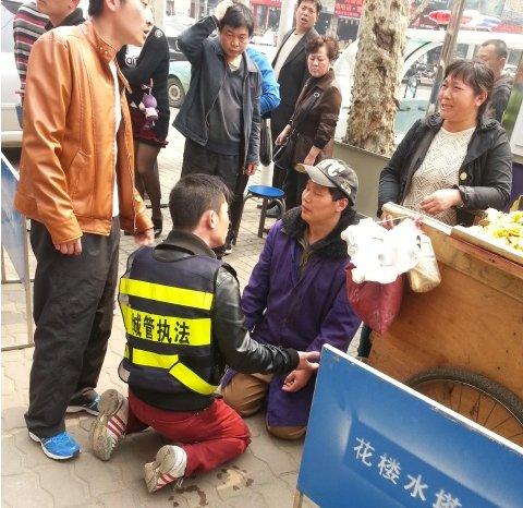 新華網評：城管需不需要下跪的“柔情”？