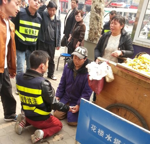 新華網評：城管需不需要下跪的“柔情”？