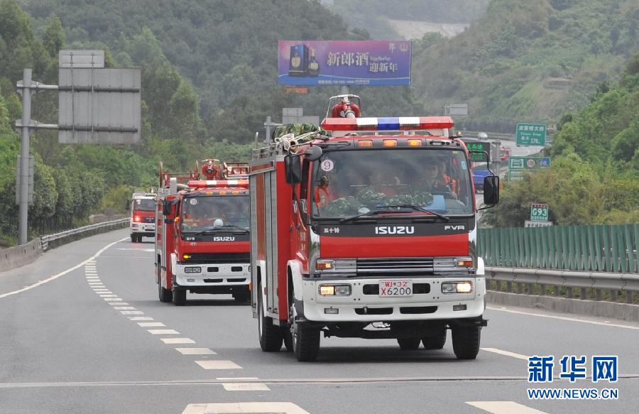 軍隊、消防、醫療等部門迅速馳援雅安受災區
