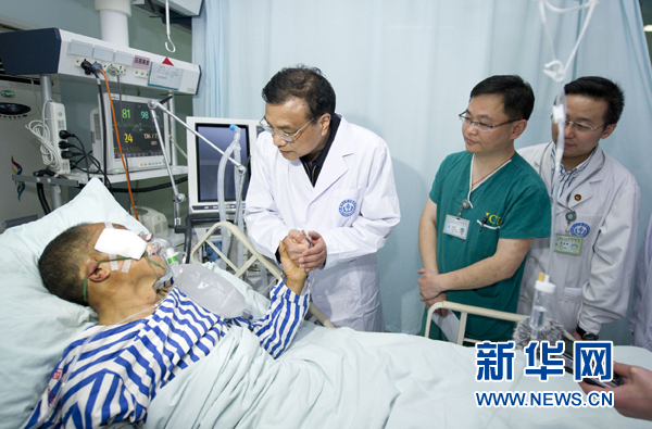 李克強到華西醫院看望地震危重傷員