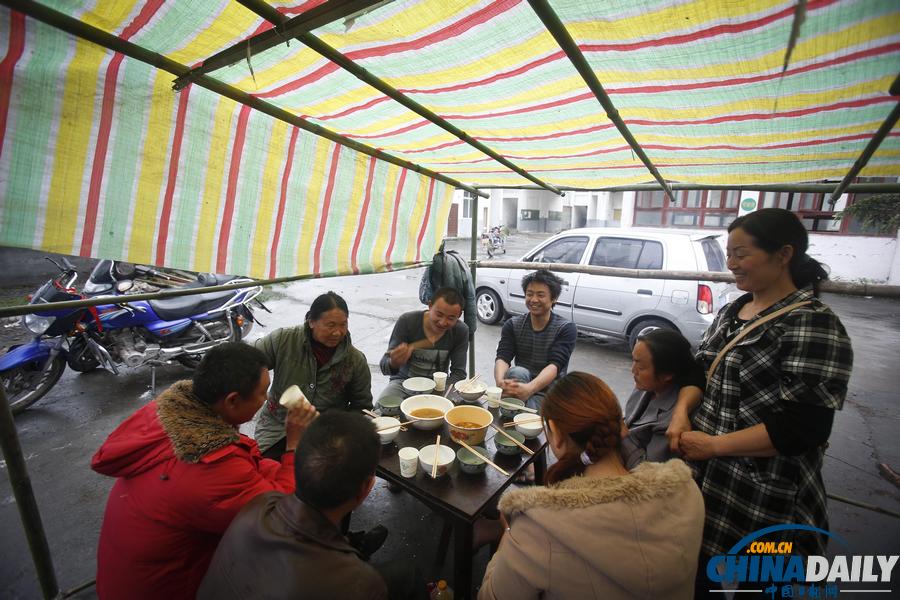 蘆山地震災后現場見聞：家宴