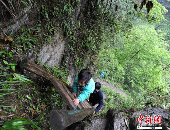 湖南桑植學生每周爬天梯懸崖求學