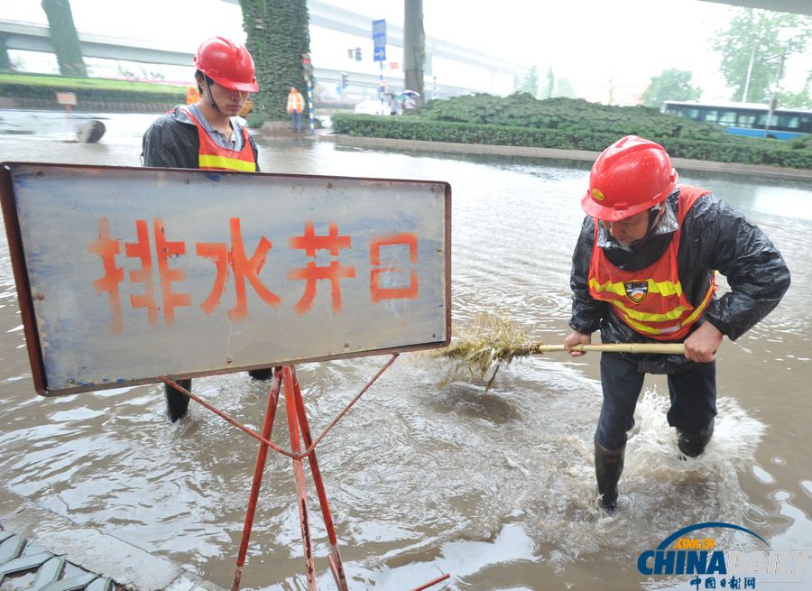 南京發暴雨橙色預警信號 市區多處道路積水