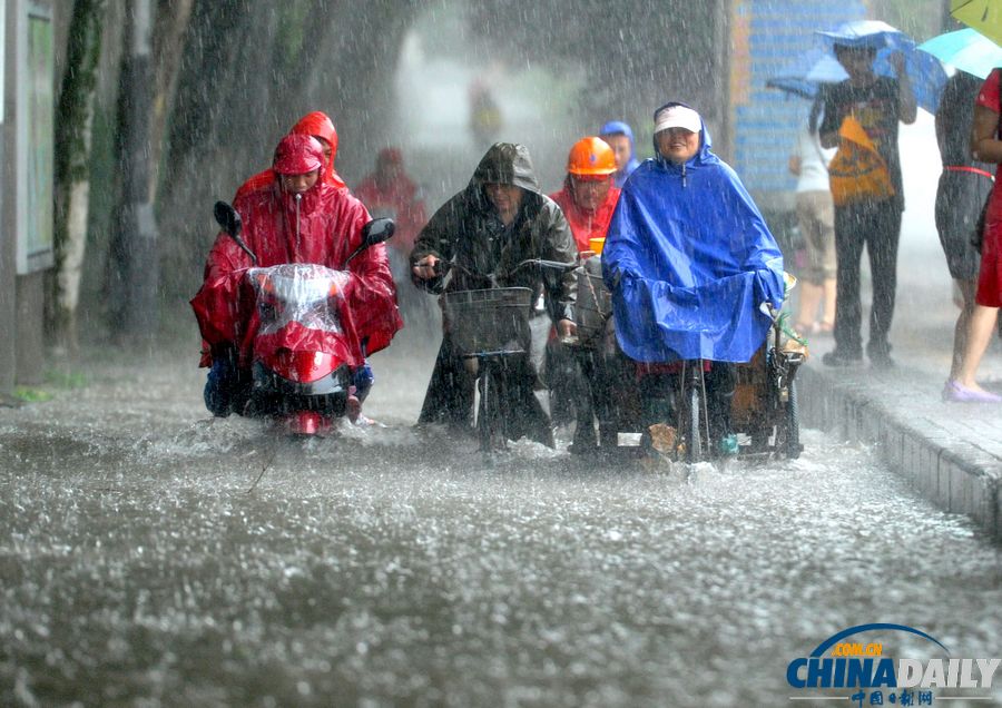 南京發暴雨橙色預警信號 市區多處道路積水
