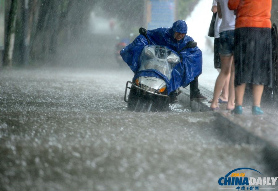 南京發(fā)暴雨橙色預(yù)警信號(hào) 市區(qū)多處道路積水