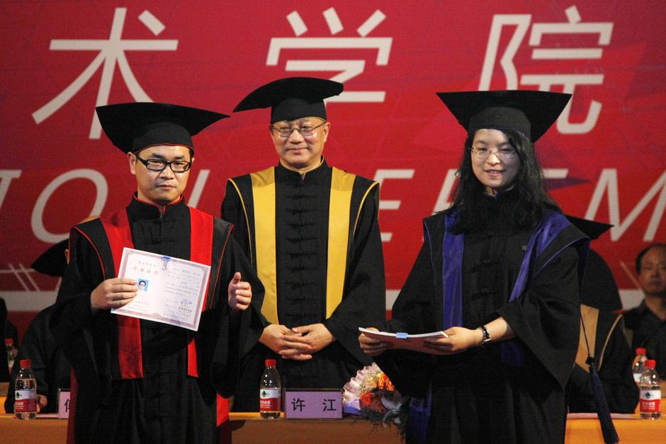 “中國(guó)式學(xué)位服”正式亮相[高清]