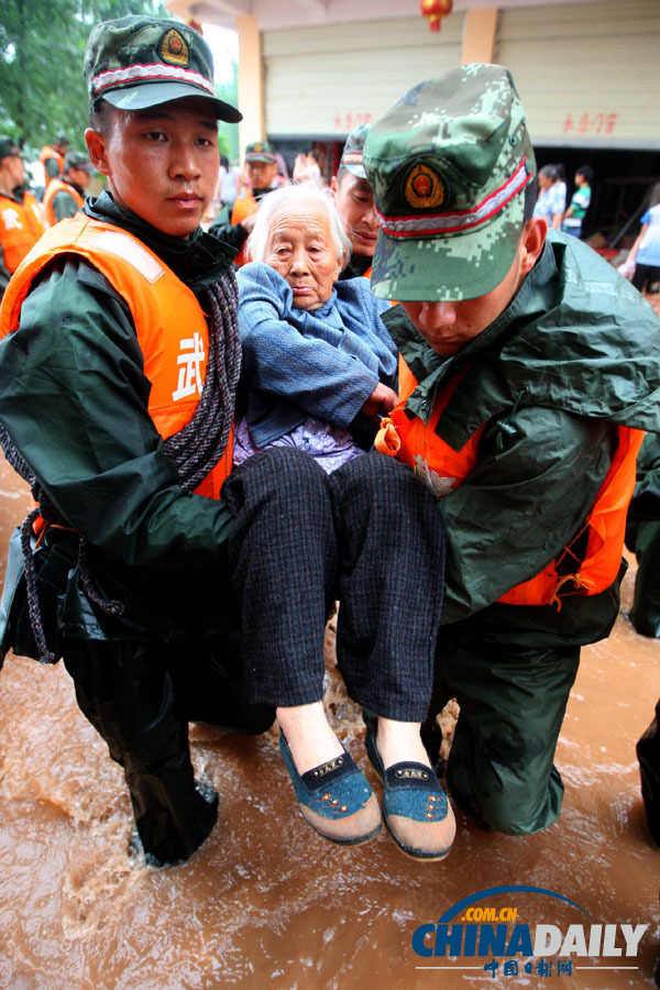 四川遂寧遭遇強(qiáng)降雨 武警官兵轉(zhuǎn)移受困群眾
