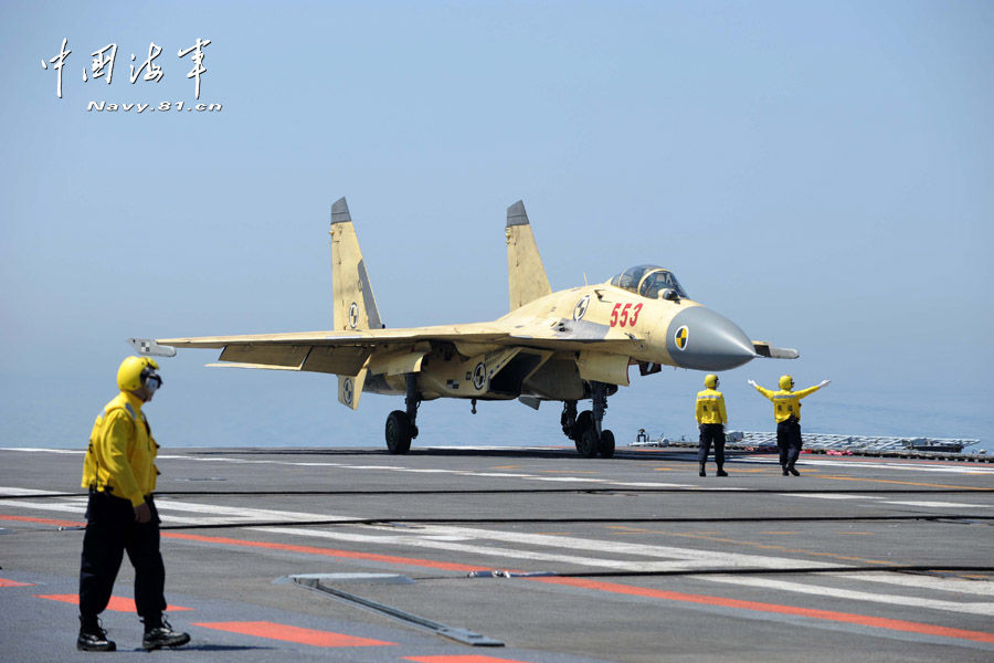 我航母出海試驗訓練25天后返港 殲—15完成首次駐艦飛行