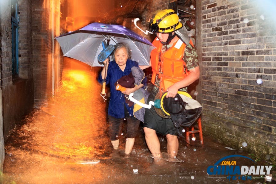 中國日?qǐng)?bào)聚焦全國各地頻現(xiàn)暴雨