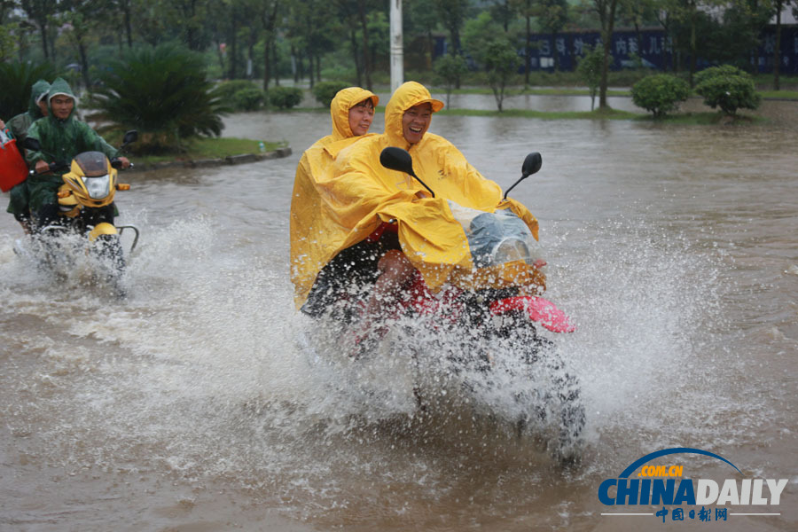 中國日報聚焦全國各地頻現(xiàn)暴雨