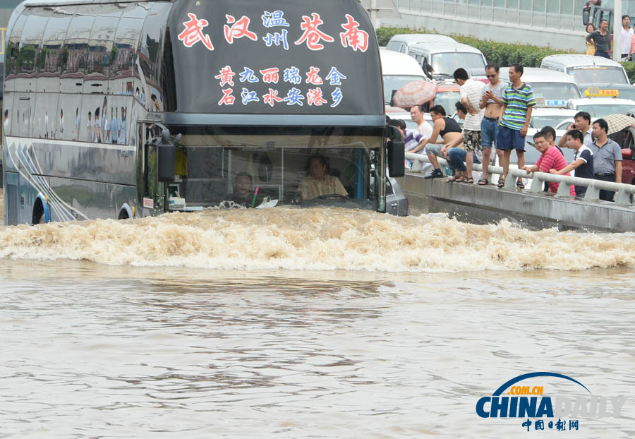 武漢遭遇暴雨 市區多處積水