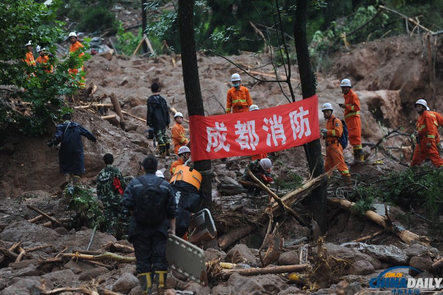 都江堰特大泥石流已致18人死亡 消防官兵在廢墟上搜救