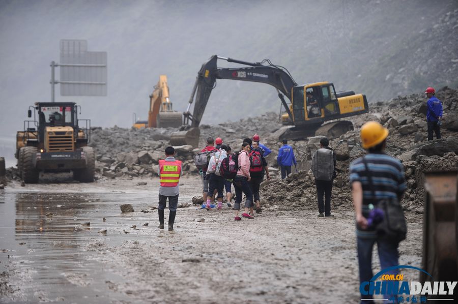 汶川映秀道路再次發生塌方 村民徒步避險