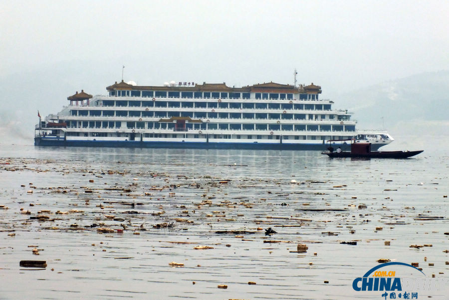 湖北宜昌：三峽水庫又現漂浮垃圾帶