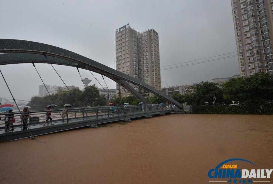昆明遭暴雨侵襲 街頭積水嚴重交通癱瘓