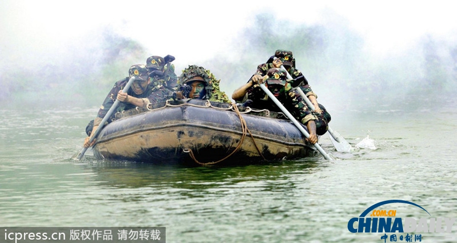 成都軍區戰士舉行水下演習 陌生水域磨利劍