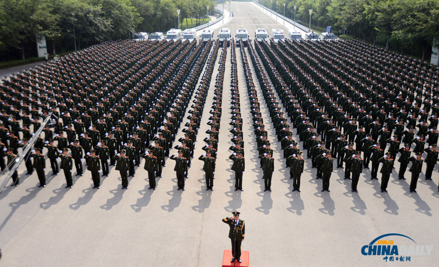 南京：千名武警官兵誓師“護(hù)航”亞青會(huì)
