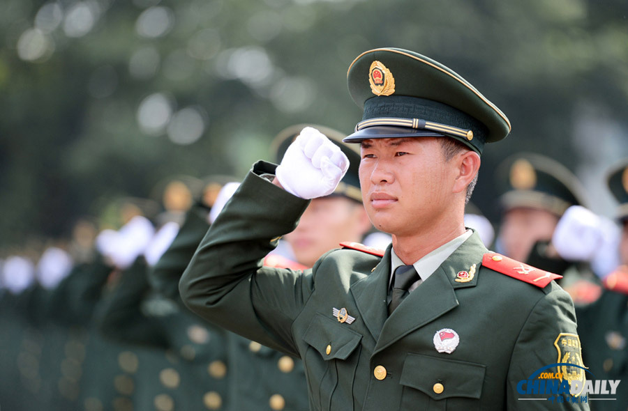 南京：千名武警官兵誓師“護(hù)航”亞青會(huì)