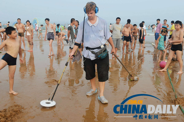 山東青島:外國友人義務清理沙灘廢舊金屬